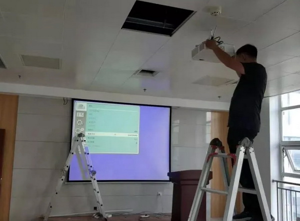 投影机幕布的安装方法及注意事项